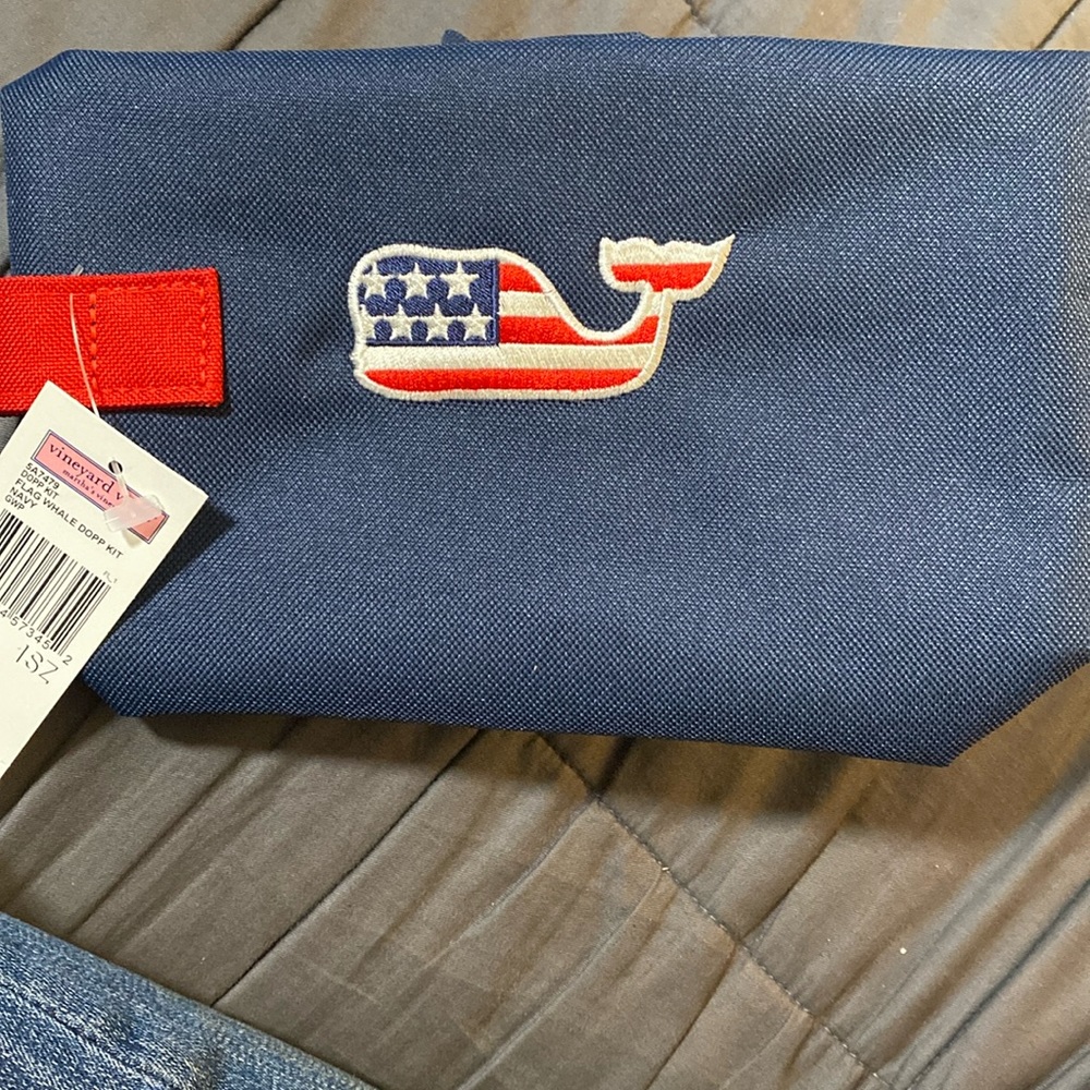 Vineyard Vines dopp kit
